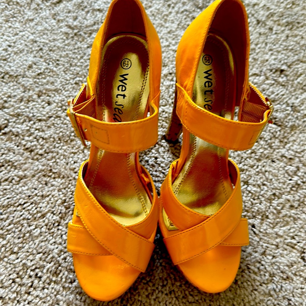 Very cute  sandals 5 inches for heels